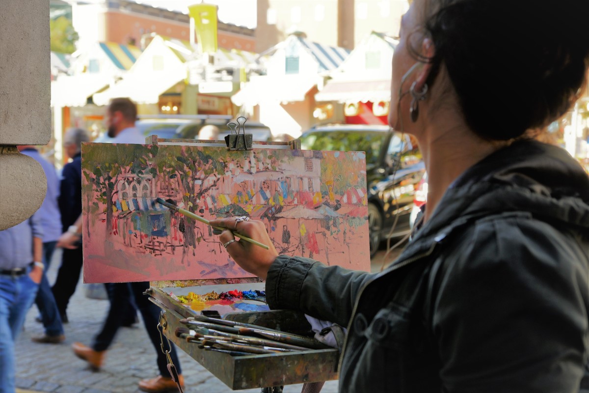 Artist Sarah Allbrook painting Norwich Market, Paint Out Norwich 2018. Photo © Katy Jon Went