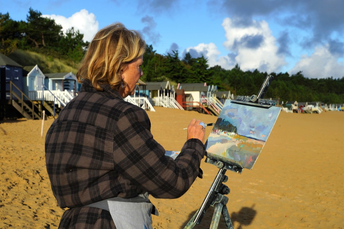 Artist Sarah Muir Poland painting at Paint Out Wells beach sunrise. Photo by Katy Jon Went