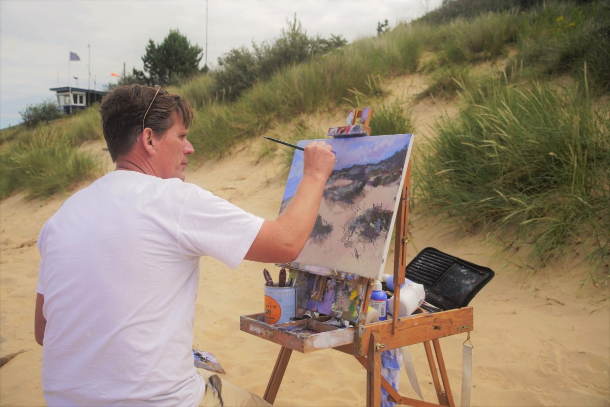 Artist Tom Cringle at Paint Out Norfolk, Wells Beach
